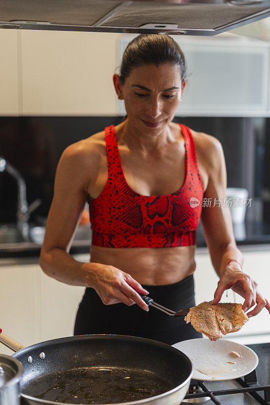 漂亮的成年女人在家里吃午饭