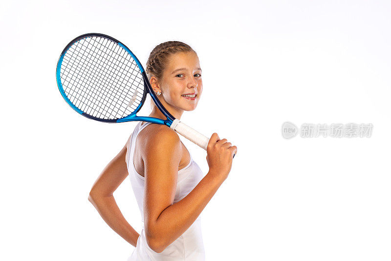 网球运动员。少女运动员与球拍孤立在白色背景。为体育杂志或网站上关于儿童网球主题的文章提供图片