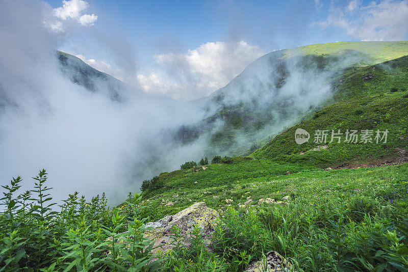 暴风雨前的平静。雄伟的阴云覆盖着山谷