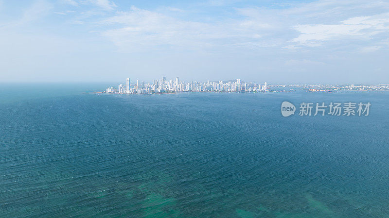 海洋上沿海城市天际线鸟瞰图