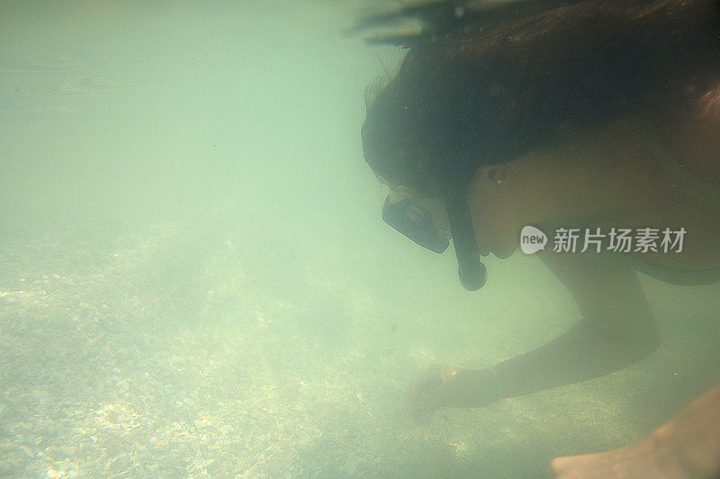 一家人享受着海水