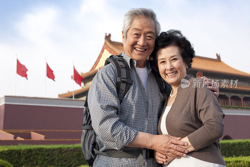 老年夫妇在天安门旅游