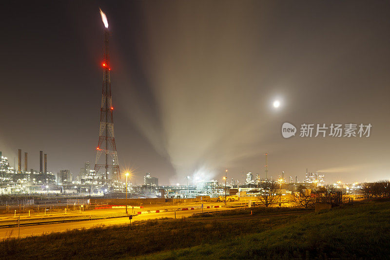 夜间有火炬的炼油厂