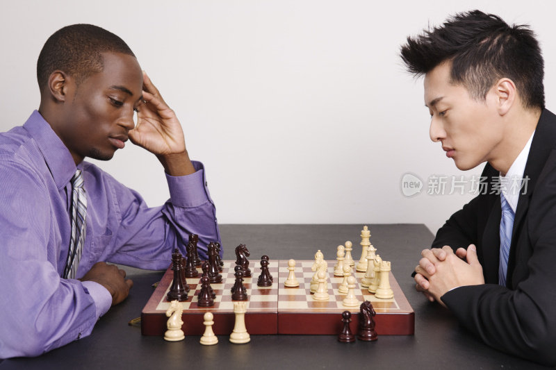 严肃的棋手在思考下一步该怎么走