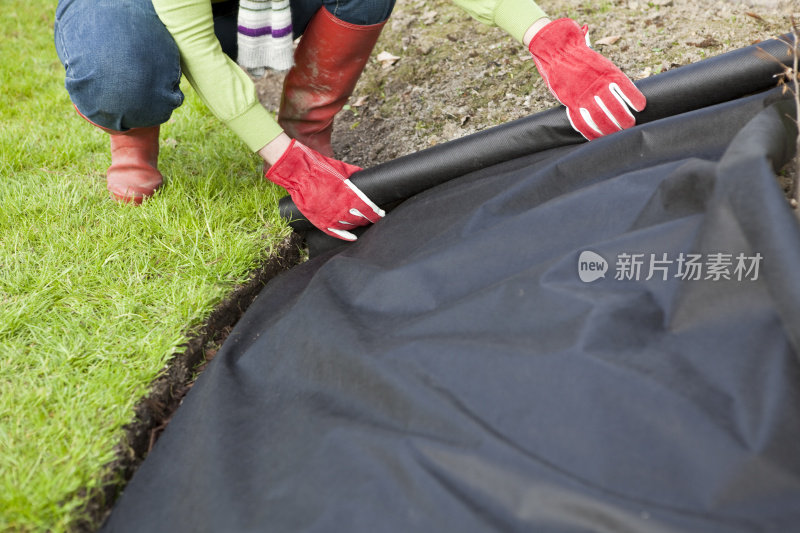 园丁保护铺设的杂草与屏障织物