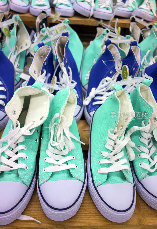 绿色和蓝色的运动鞋