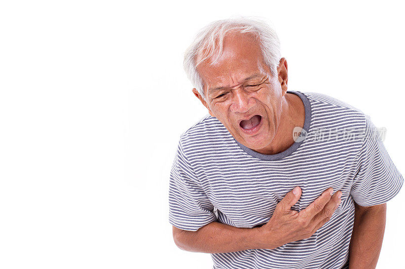 那位心脏病发作或呼吸困难的老人