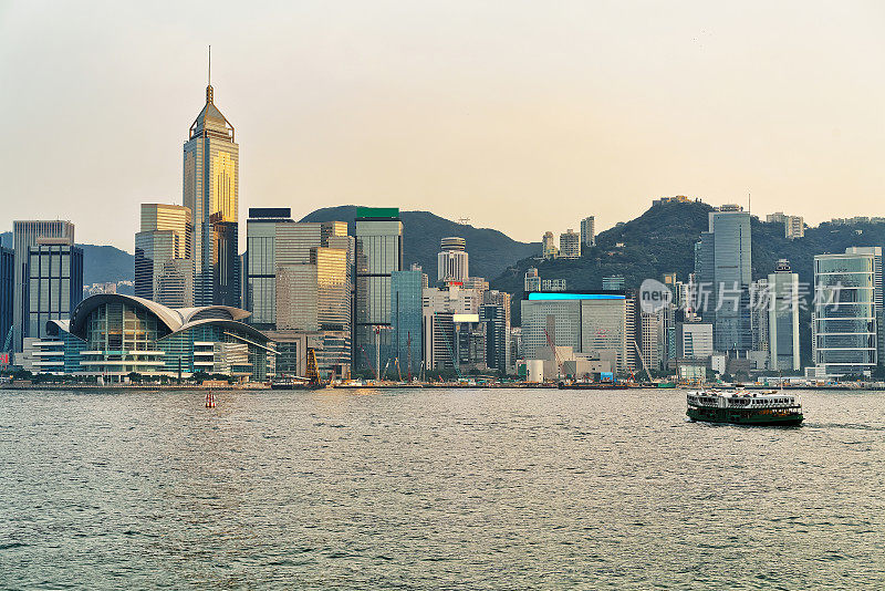 日落时在香港维多利亚港的天星小轮
