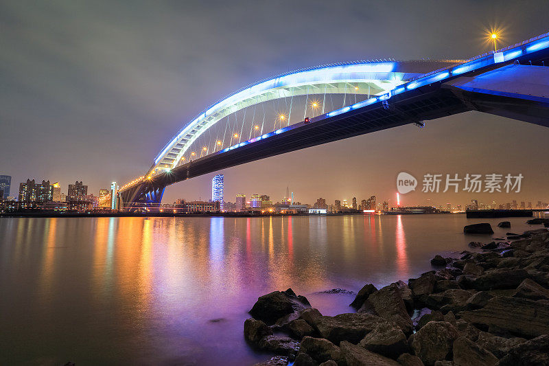 美丽的上海卢浦大桥夜景