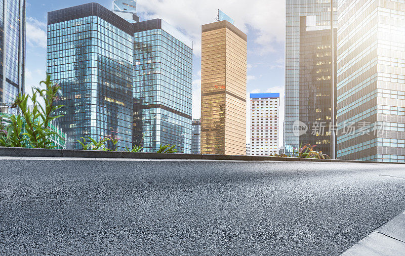 干净的道路，以现代建筑为背景，香港