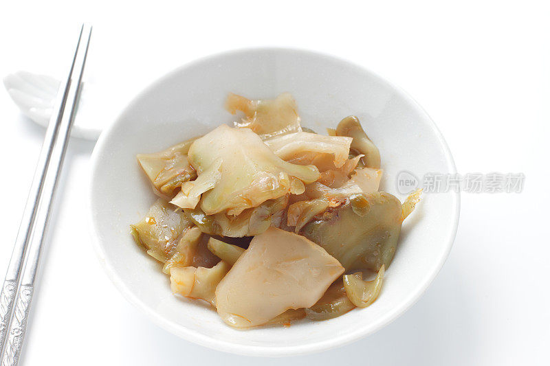 切成薄片的榨菜，在中国菜中用作调味品。