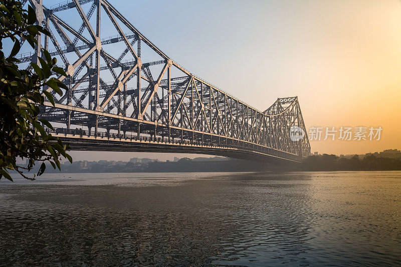日出时，胡格利河上的豪拉桥。