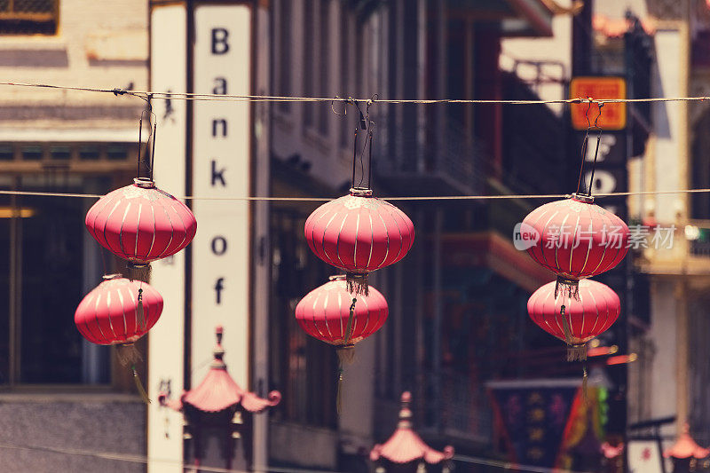 中国灯笼悬挂在旧金山的街道上。