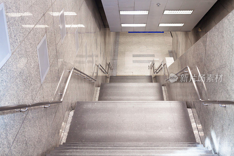 现代地铁站、室内走廊楼梯