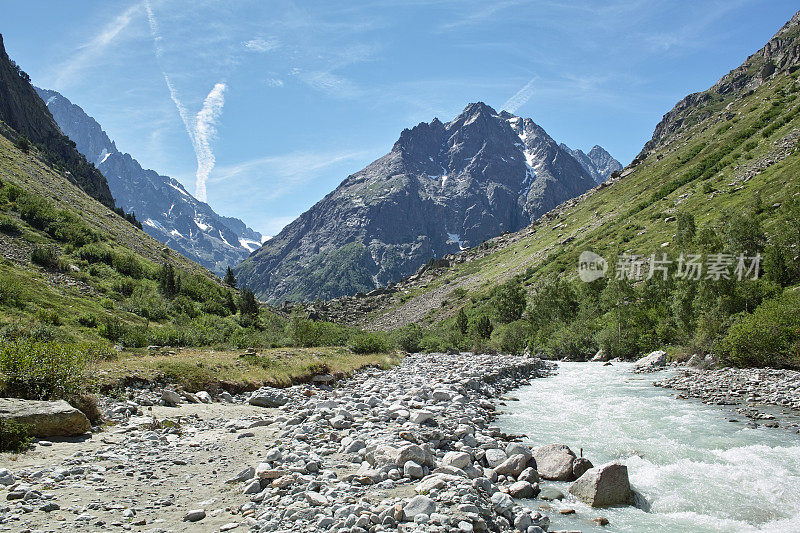 阿尔卑斯山谷，有湍急的河流