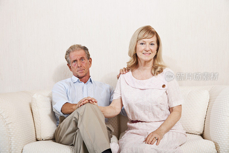 老夫妇坐在沙发上