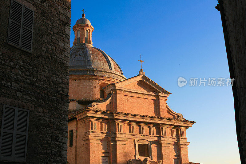意大利，阿西西，日落时的基耶萨・纽瓦教堂圆顶。