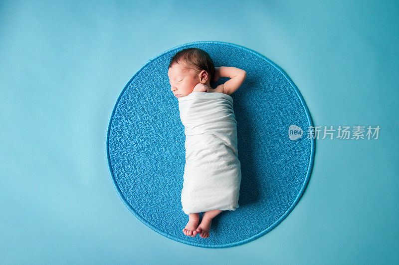 新生婴儿睡在地毯上