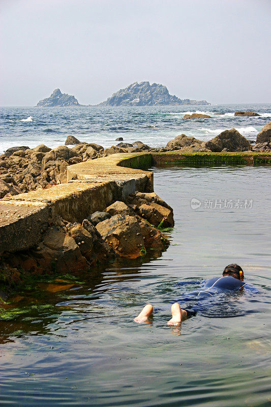 在浅水处浮潜