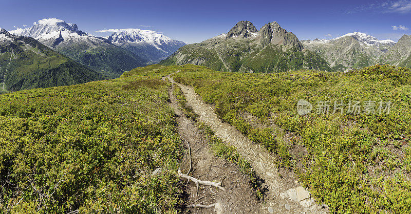 地球步道通过夏季石南阿尔卑斯山全景