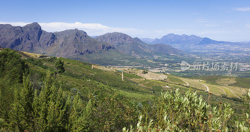 南非西开普省的山脉和耕地。
