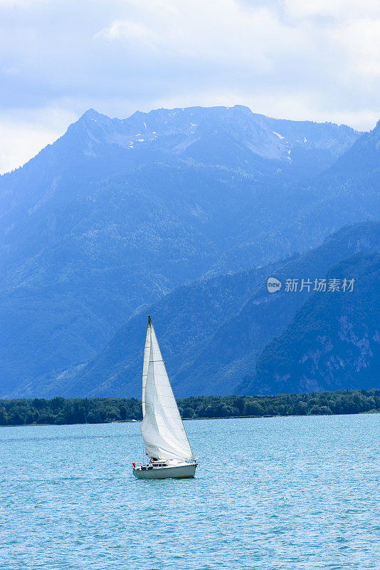 在一个被山包围的湖中航行的船-XXXL