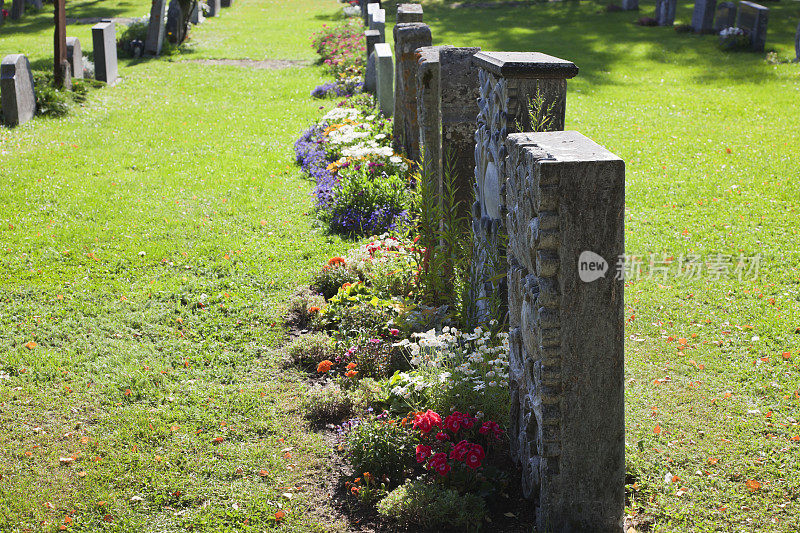 墓园在初秋。