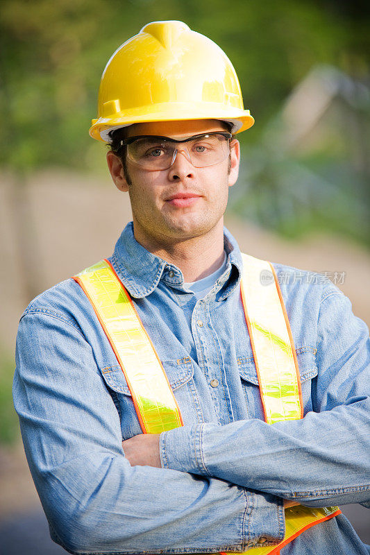戴安全帽和眼镜的建筑工人安全装备