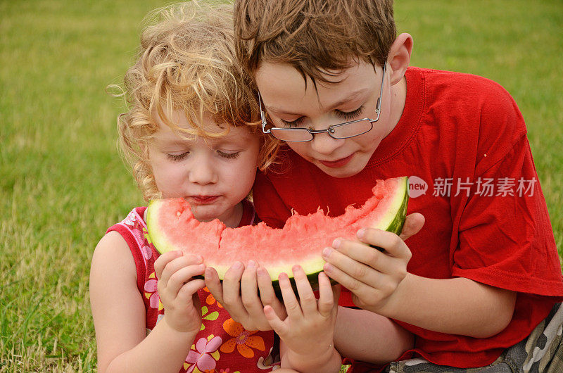 男孩和女孩在吃西瓜