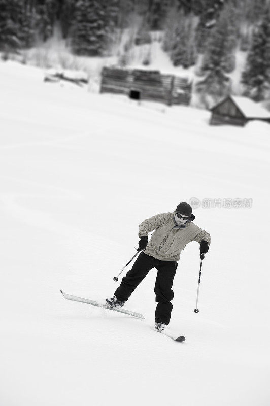 越野Telemark滑雪者滑雪旅游在山区