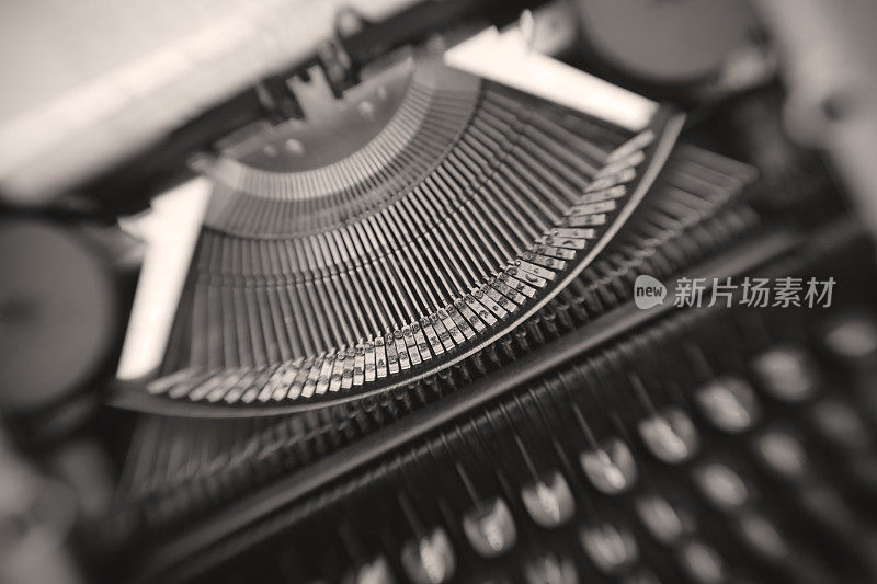 老式打字机在黑色和白色-博客