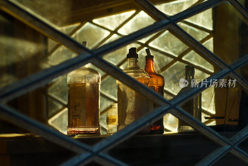 老式酒吧威士忌酒瓶上挂着蜘蛛网