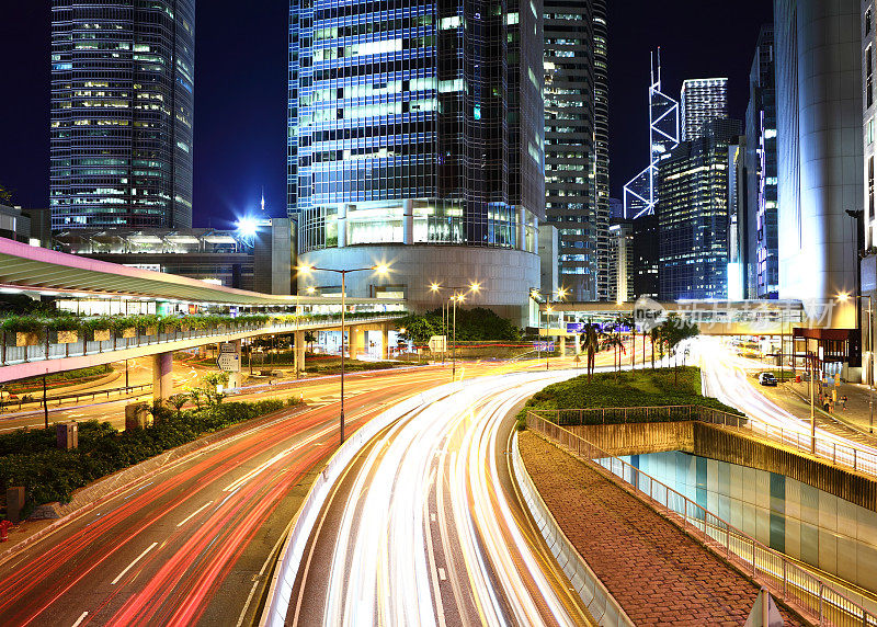 夜间城市的交通状况