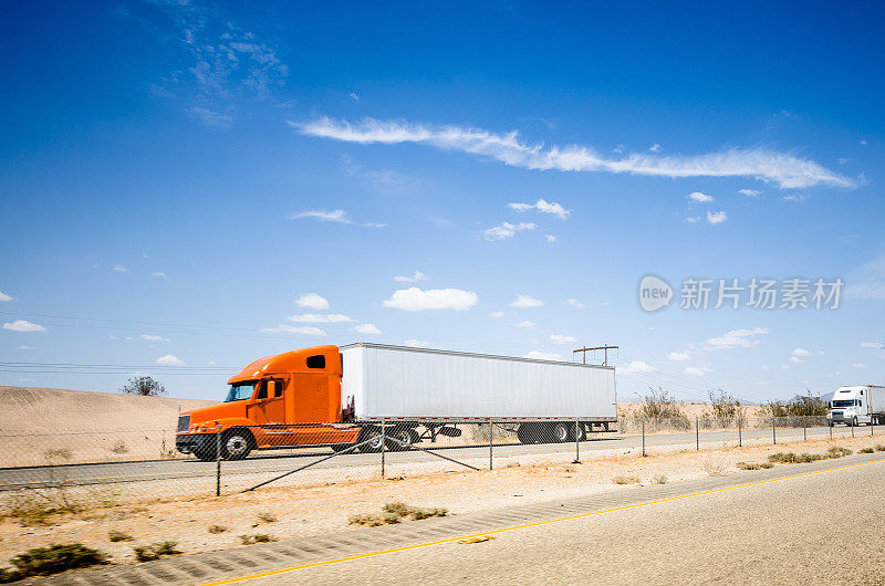 一辆美国卡车在内华达沙漠公路上行驶