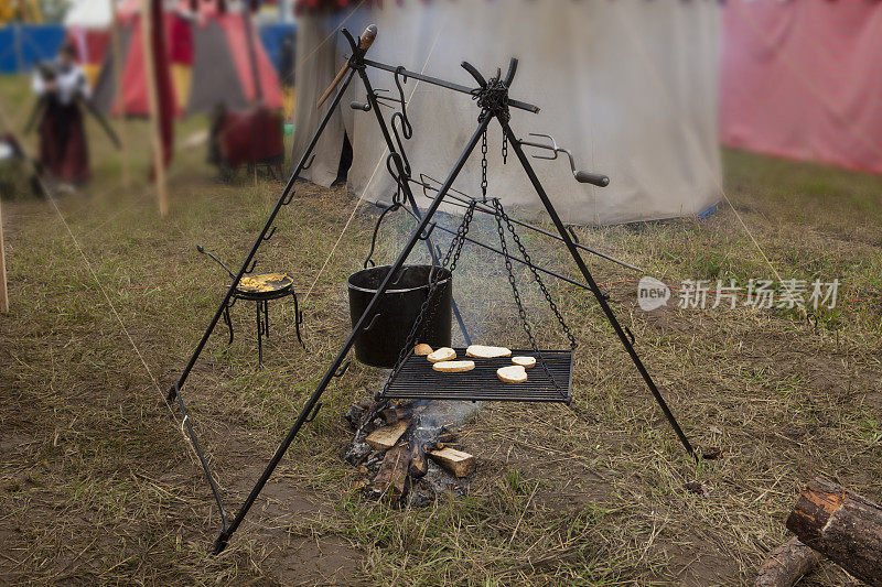 在营地准备一顿饭