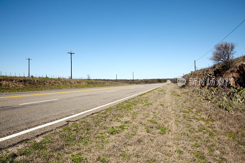 德州山乡村公路，路边有仙人掌。