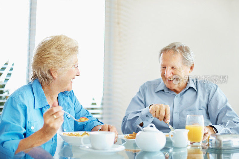 微笑着，退休夫妇一起享用早餐
