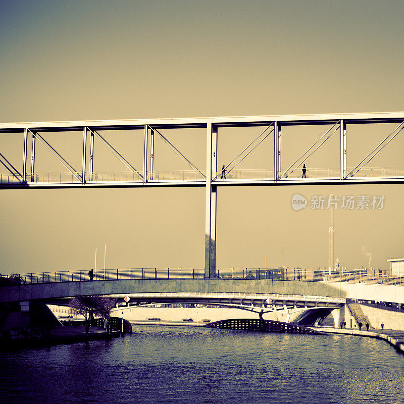 人们在柏林的桥上行走，现代建筑