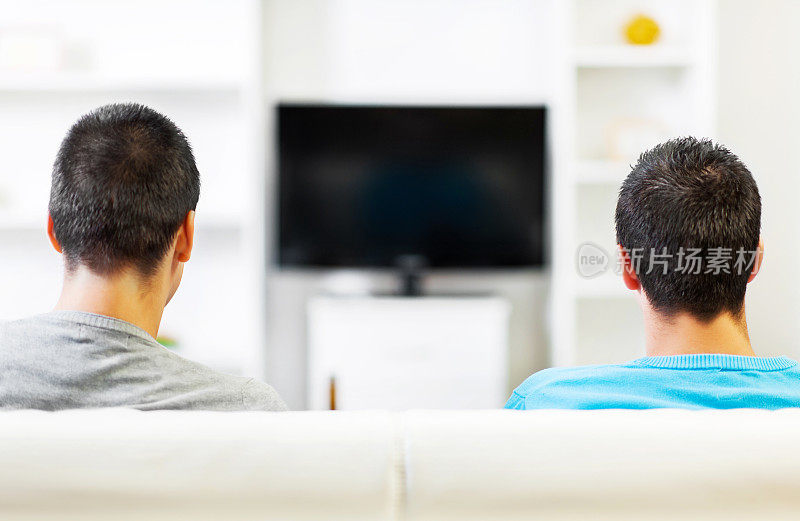 两个男人在看电视。