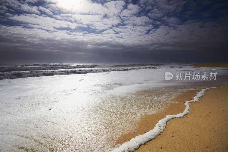 在阿尔加维的海滩上