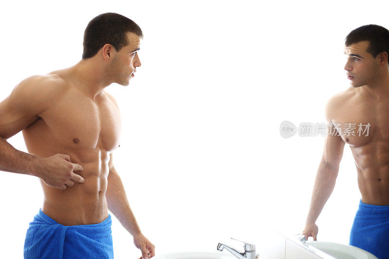 肌肉男健身后在浴室。