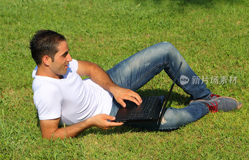 年轻人在大自然中使用笔记本电脑