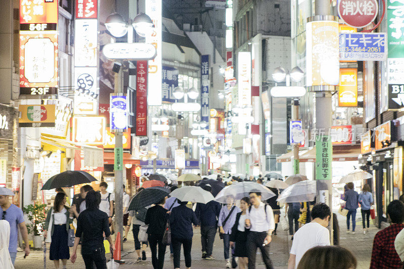 东京市中心，商人和购物者，晚上的街道水平