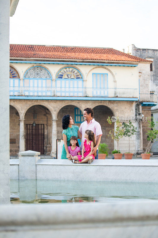 一家人在古巴喷泉旁拍照