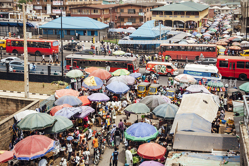 Ikorodu繁忙的市场街道。拉各斯,尼日利亚。