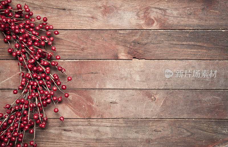 圣诞红莓花环挂在谷仓的木头门上