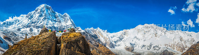 安纳普尔纳圣地山峰全景俯瞰祈祷旗喜马拉雅山尼泊尔