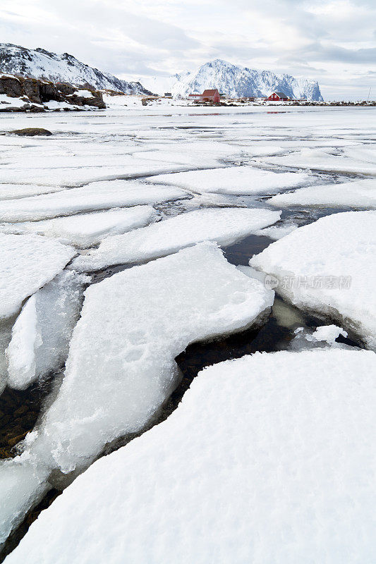 挪威罗浮敦海滩冬季浮冰景观。