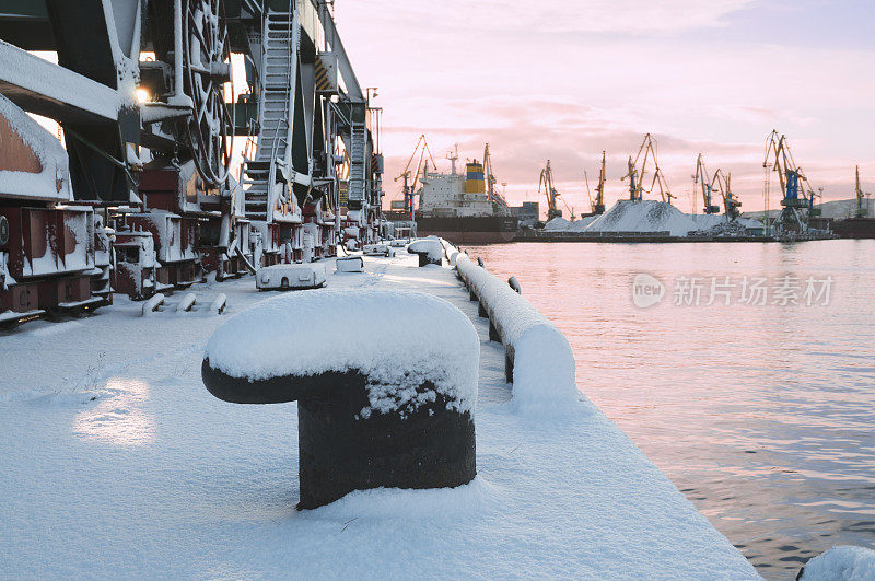 港口,雪,带缆桩。