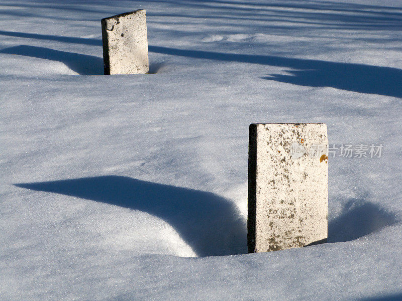 白雪中古老的白色墓碑